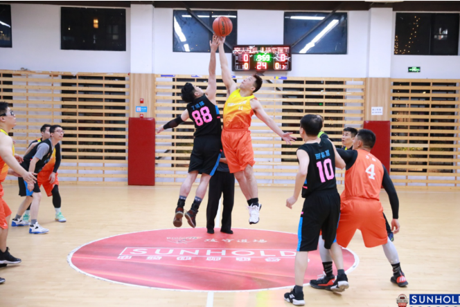 悬念最后一秒揭开 四强排名尘埃落定：“伟德博彩官网德app杯”第六届华东区EMBA篮球联赛第七轮赛况